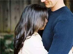 情侣旋转拥抱吃瓜,情侣甜蜜互动瞬间