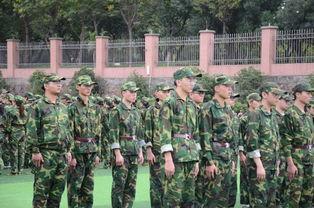 军训吊带跳舞吃瓜现场,吃瓜群众围观欢乐现场